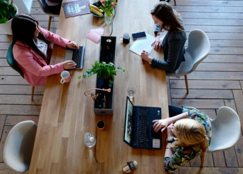 La Junta activa un protocolo pionero para impulsar el emprendimiento femenino