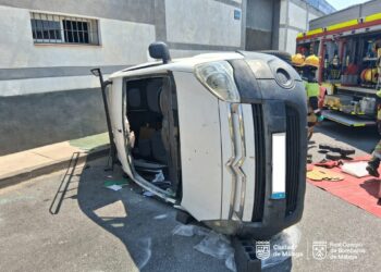 Un herido tras el vuelco de un vehículo en Málaga capital