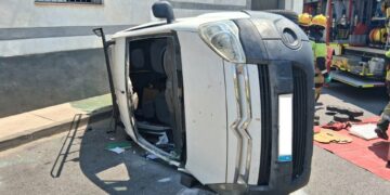 Un herido tras el vuelco de un vehículo en Málaga capital