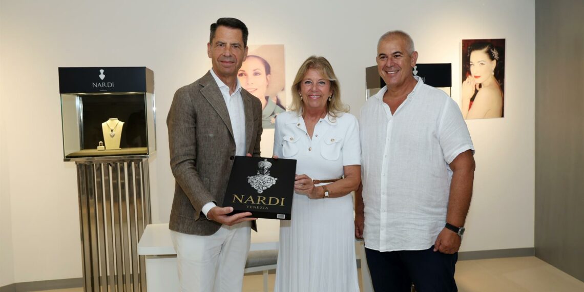 Muñoz subraya que el municipio «también es un referente en el sector de la alta joyería»