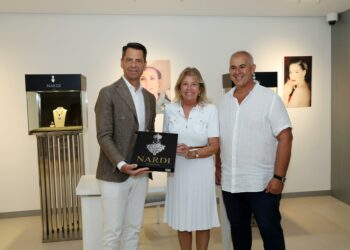 Muñoz subraya que el municipio «también es un referente en el sector de la alta joyería»