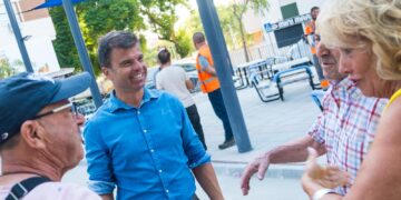 El Ayuntamiento amplía y mejora la plaza Torres Murciano con zonas de sombra y cinco mesas de ajedrez