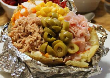 Alrededor de 10 personas intoxicadas en la Feria de Málaga tras comer patatas asadas