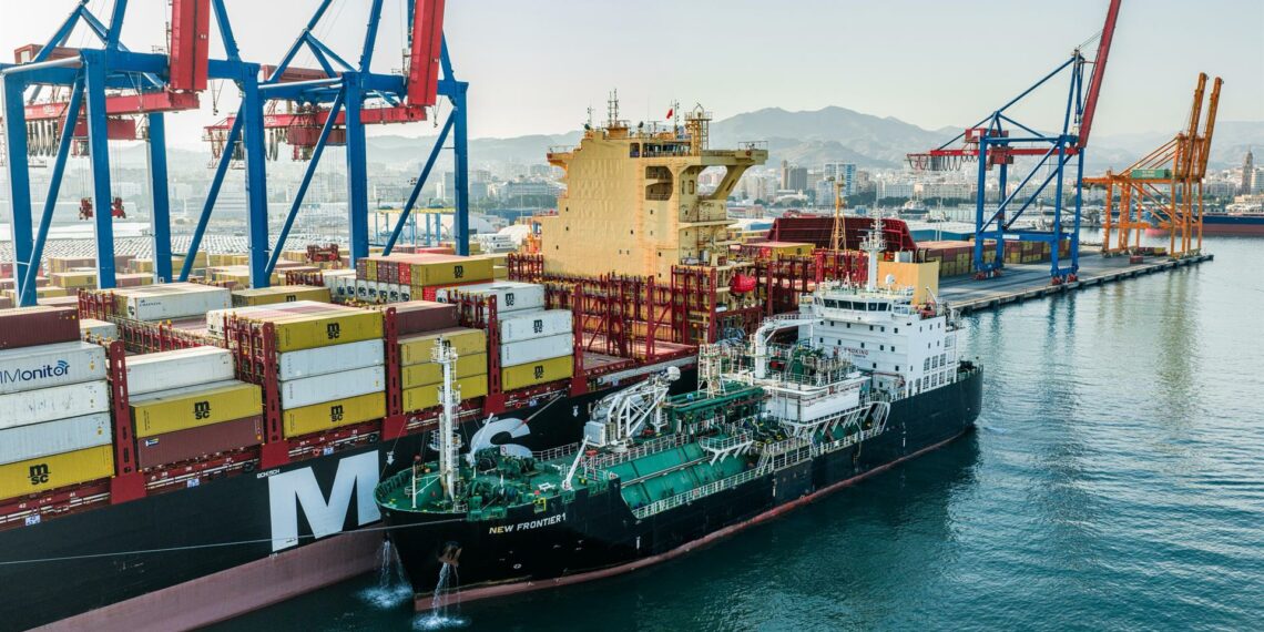 Realizan una operativa de suministro de GNL a dos buques de manera simultánea en el Puerto de Málaga