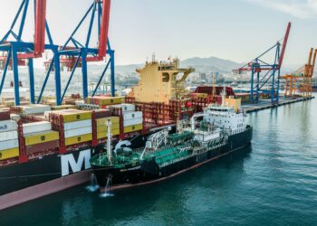 Realizan una operativa de suministro de GNL a dos buques de manera simultánea en el Puerto de Málaga