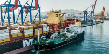 Realizan una operativa de suministro de GNL a dos buques de manera simultánea en el Puerto de Málaga