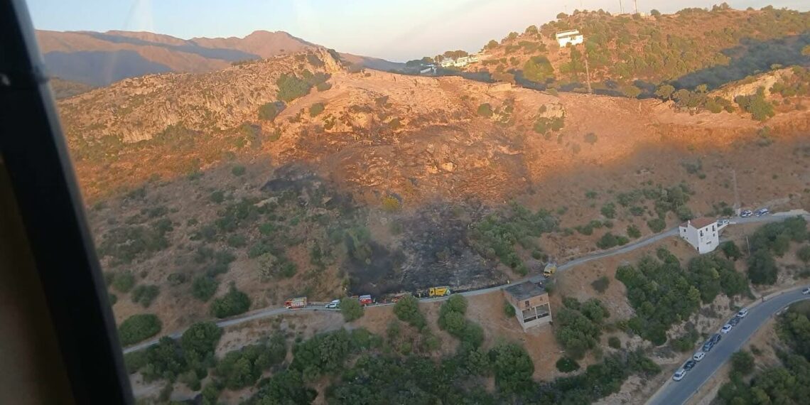 Estabilizado el incendio en la Arquita de Casares: los bomberos trabajan para controlarlo