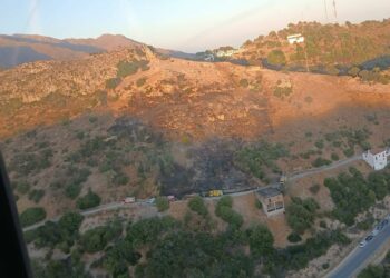 Estabilizado el incendio en la Arquita de Casares: los bomberos trabajan para controlarlo