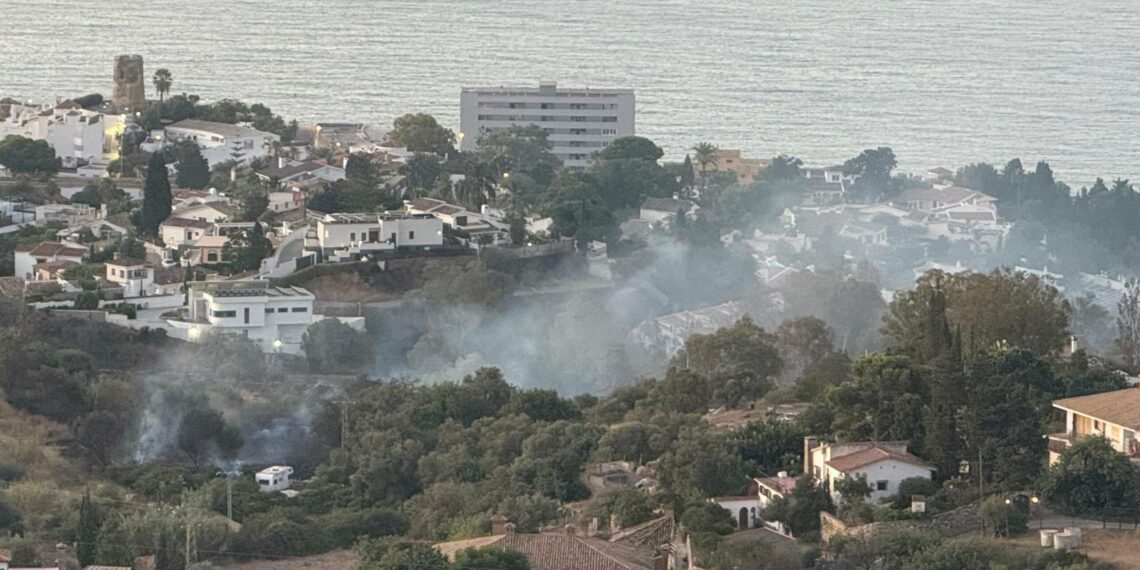 Algunos desalojados por el incendio en Benalmádena regresan a casa