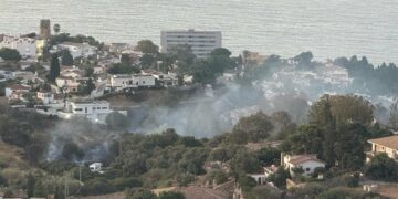 Algunos desalojados por el incendio en Benalmádena regresan a casa