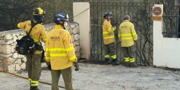 Última hora: los bomberos extinguen el incendio de Benalmádena