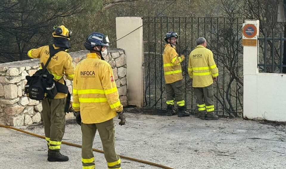 Última hora: los bomberos extinguen el incendio de Benalmádena
