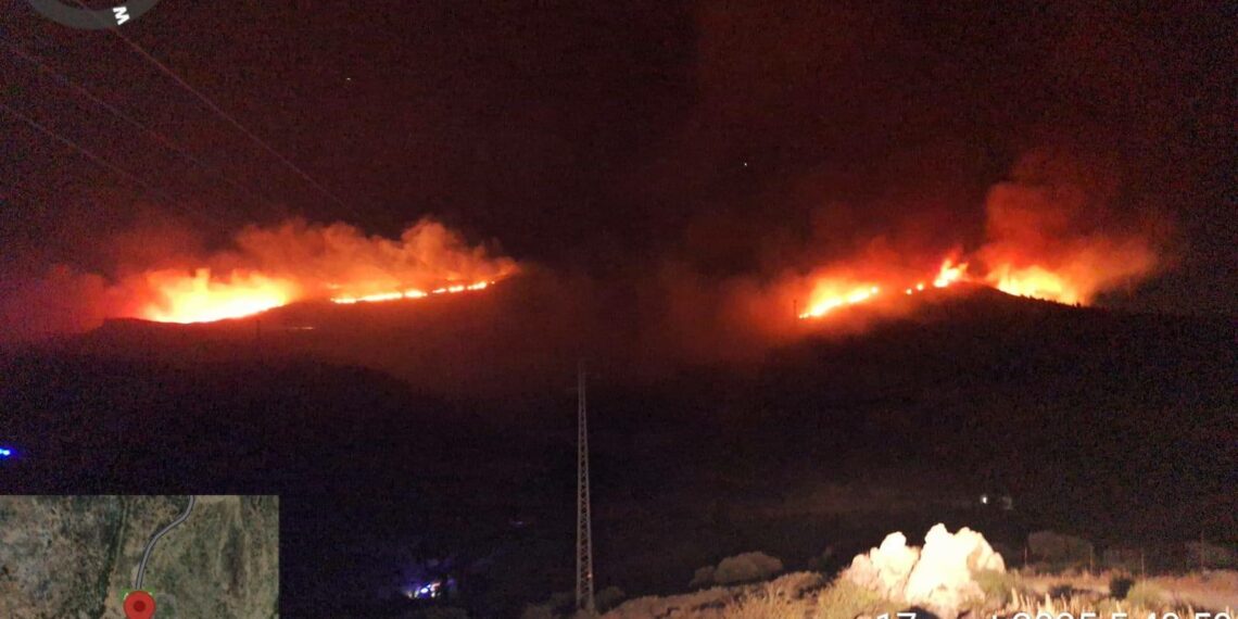 Un incendio de madrugada en Parauta amenaza la Sierra de las Nieves