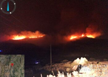Un incendio de madrugada en Parauta amenaza la Sierra de las Nieves