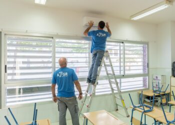 Estepona instalará medio centenar de equipos de climatización en los centros educativos públicos