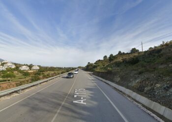 Un fallecido en una colisión entre dos turismos en Estepona