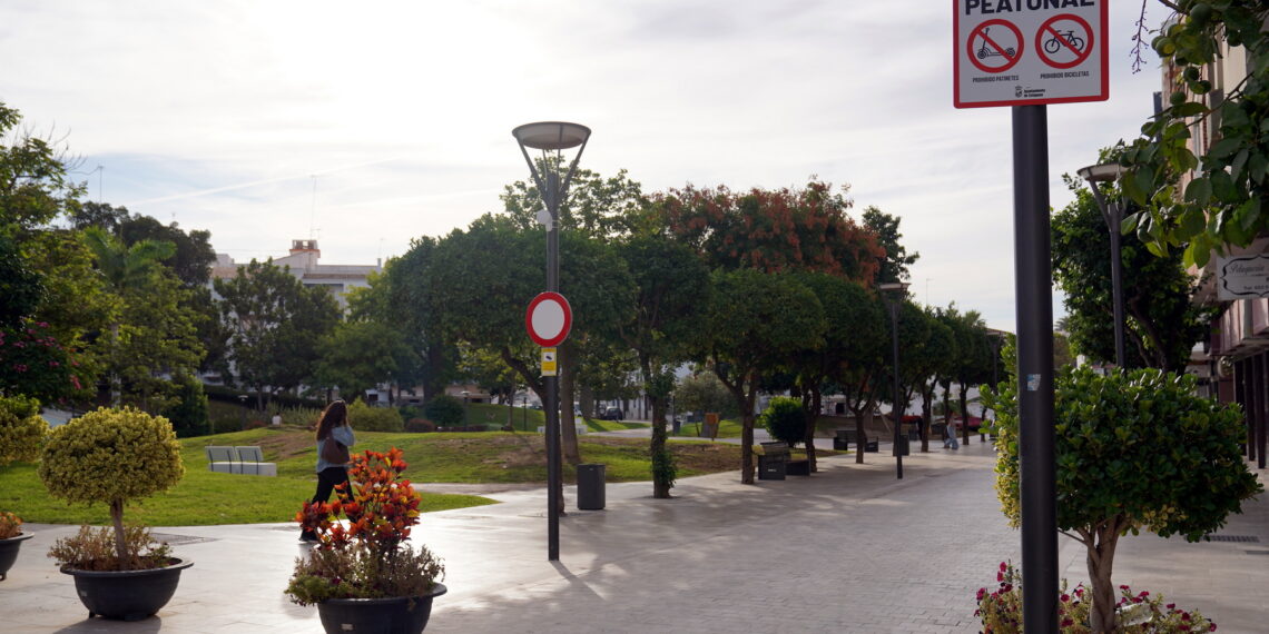 Prohibido circular por aceras o túneles y usar auriculares o móviles, algunas de las normas sobre patinetes que implantará Estepona