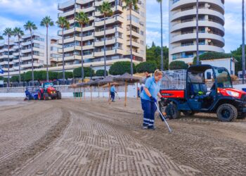 Marbella refuerza el mantenimiento de playas con un nuevo que incluye servicios estables todo el año y actuaciones de urgencia