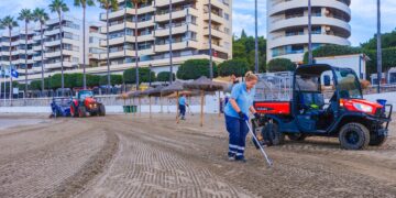 Marbella refuerza el mantenimiento de playas con un nuevo que incluye servicios estables todo el año y actuaciones de urgencia