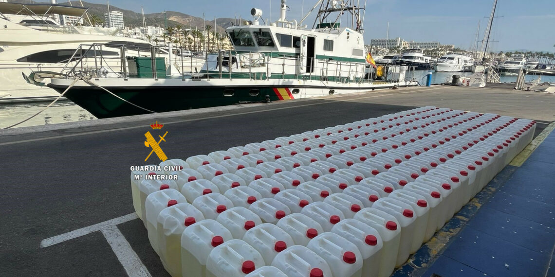 La Guardia Civil intercepta en Marbella una embarcación con 192 garrafas de gasolina