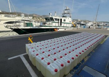 La Guardia Civil intercepta en Marbella una embarcación con 192 garrafas de gasolina