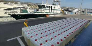 La Guardia Civil intercepta en Marbella una embarcación con 192 garrafas de gasolina