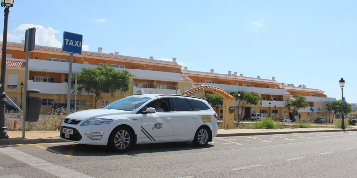 Estepona amplía el número de licencias de taxi y eleva la ratio de vehículos adaptados para personas con movilidad reducida