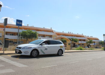 Estepona amplía el número de licencias de taxi y eleva la ratio de vehículos adaptados para personas con movilidad reducida