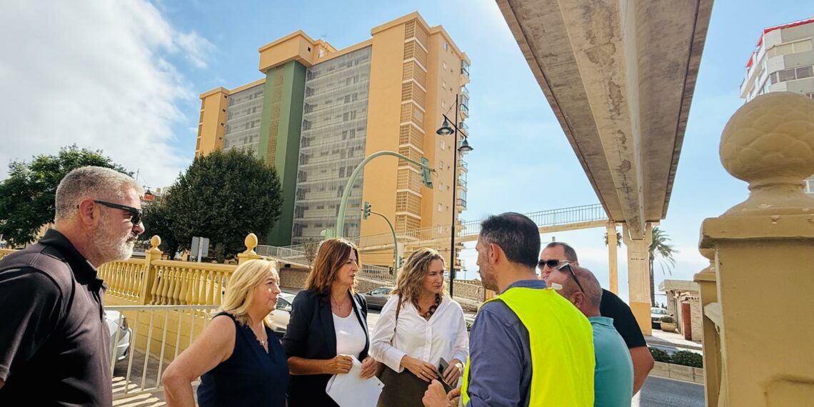 La avenida de las Gaviotas quedará completamente cortada al tráfico durante la jornada del miércoles, por la obra de derribo de la pasarela