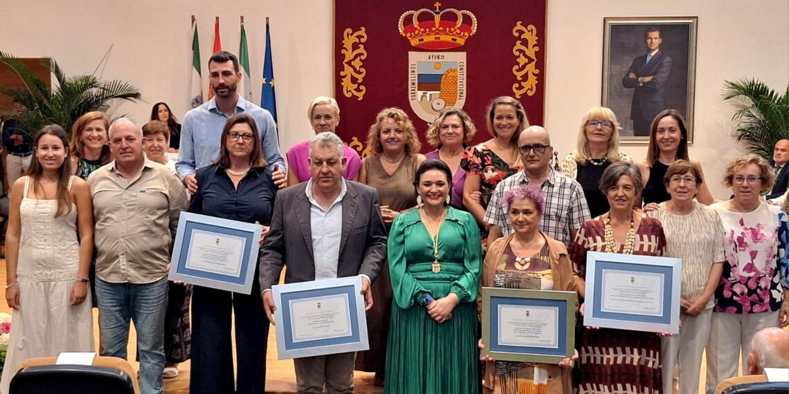 Torremolinos reconoce al restaurante Frutos, a Aurelio Moreno, al CEI Madre Maravillas y a Valeriano Guerra en el aniversario de su autonomía