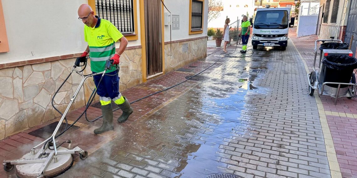 Fuengirola pone en marcha un plan de limpieza intensiva con disco en los barrios y zonas de mayor afluencia