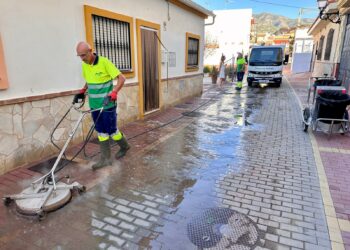 Fuengirola pone en marcha un plan de limpieza intensiva con disco en los barrios y zonas de mayor afluencia