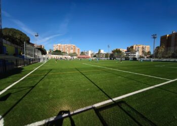 El estadio Francisco Alarcón “Isco” estrena nuevo césped artificial y mejoras para el inicio de la temporada