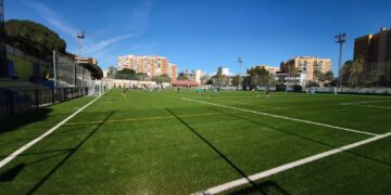 El estadio Francisco Alarcón “Isco” estrena nuevo césped artificial y mejoras para el inicio de la temporada
