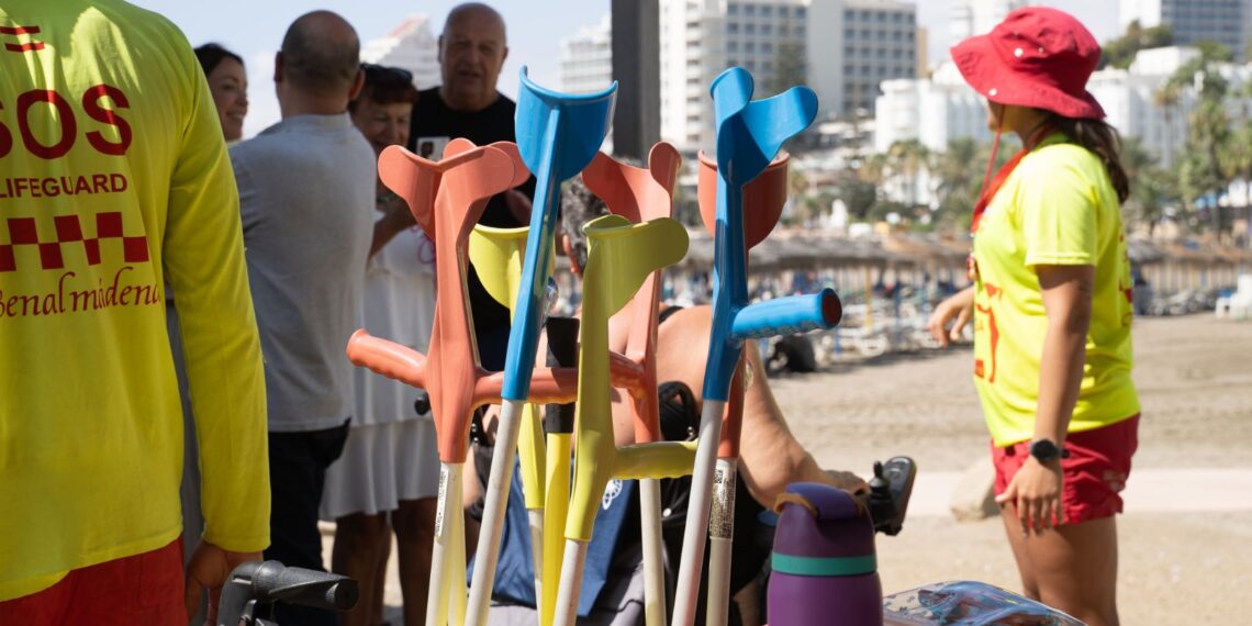 La playa de Malapesquera acoge la clausura del proyecto ‘Disfruta la Playa’, impulsado por Cruz Roja para personas con movilidad reducida