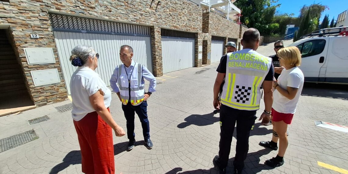 El Ayuntamiento y Emabesa trabajan a contrarreloj para reparar la canalización de saneamiento que se vio afectada por el incendio en Torremuelle