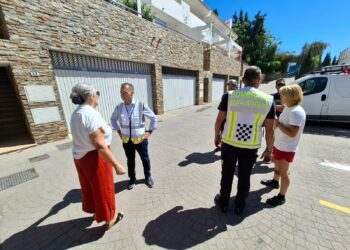 El Ayuntamiento y Emabesa trabajan a contrarreloj para reparar la canalización de saneamiento que se vio afectada por el incendio en Torremuelle