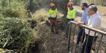 Los trabajos de desbroce en arroyos y parcelas municipales superan ya los 110.000 metros cuadrados intervenidos en todo el municipio