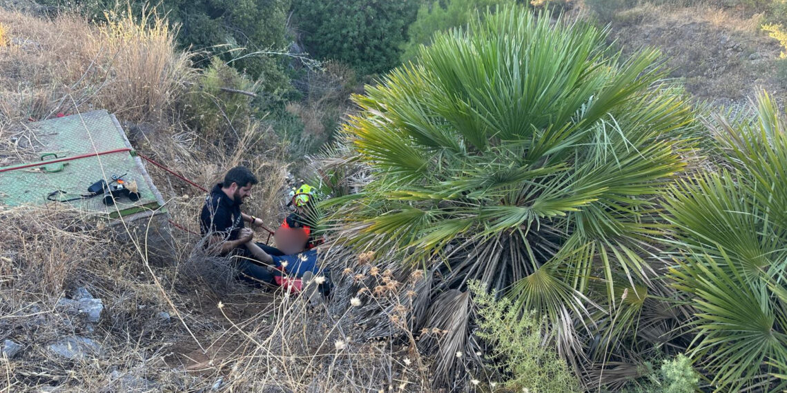 Rescatan a un anciano que estuvo a punto de caer por un precipicio de 30 metros