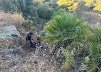 Rescatan a un anciano que estuvo a punto de caer por un precipicio de 30 metros