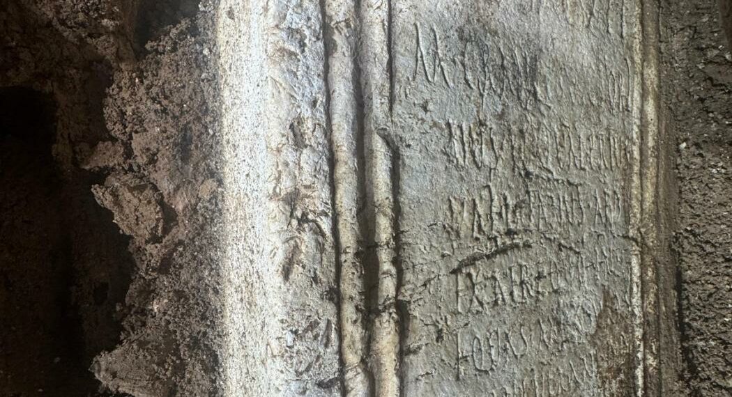 Aparece un altar romano del siglo III en las excavaciones de la Iglesia del Sagrario