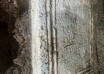 Aparece un altar romano del siglo III en las excavaciones de la Iglesia del Sagrario