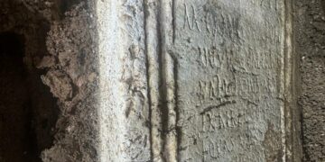 Aparece un altar romano del siglo III en las excavaciones de la Iglesia del Sagrario