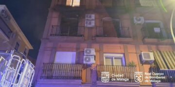 Siete personas afectadas por un incendio en una vivienda de Málaga