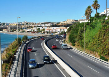 Tres vehículos colisionan en la A-7 y provocan retenciones de dos kilómetros a la altura de la Cala de Mijas