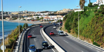 Tres vehículos colisionan en la A-7 y provocan retenciones de dos kilómetros a la altura de la Cala de Mijas