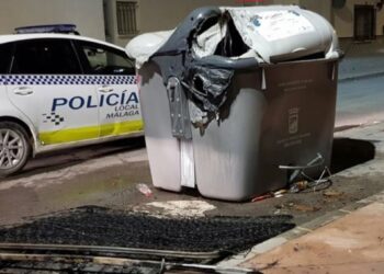 Un detenido por prender fuego a ocho contenedores de la capital