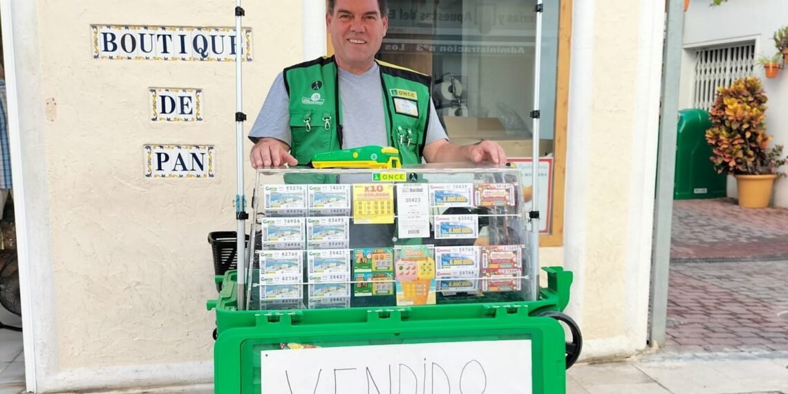 Manuel Barbero, vendedor de la ONCE, reparte 815.000 euros en la calle Terraza de Estepona