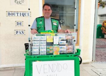 Manuel Barbero, vendedor de la ONCE, reparte 815.000 euros en la calle Terraza de Estepona