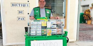 Manuel Barbero, vendedor de la ONCE, reparte 815.000 euros en la calle Terraza de Estepona